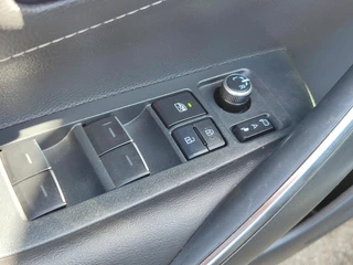 Toyota Corolla Touring Sports 1.8 Hybrid Style TREKHAAK BLIND SPOT STOEL/STUURVERW PARK-SENSOREN HEAD-UP EL-ACHTERKLEP APPLE/ANDROID 16'' LM-VELGEN AD-CRUISE CLIMA / 14