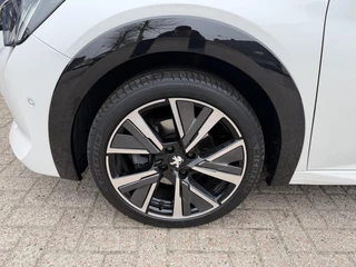 Peugeot 208 1.2 Turbo 100 PK GT | Navigatie | Zwart dak | Sportstoelen | Keyless Start | 17" Lichtmetalen Velgen | Full LED Verlichting | Climate Control | Cruise Control | Camera | Parkeersensoren | Dodehoek detectie | / 42