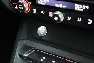 Audi Q3 40 TFSI 190pk quattro edition one Trekhaak Camera Keyless Virtual Cockpit Panoramadak Navigatie S-Line / 7