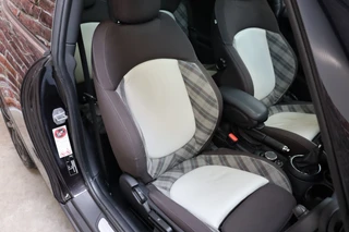 MINI Cooper Hatchback Chili Business 3 deurs  / Navigatiesysteem Professional / Panoramadak / LED / Climate Control / Parkeersensoren / Sportstoelen / Cruise Control / Bluetooth / 17 Inch / Chrome Line / Lichtpakket / Extra Getint Glas / 17