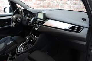 BMW 2 Series Active Tourer 218i Executive Automaat  / Trekhaak / Parkeersensoren / Stoelverwarming / Navigatie / Cruise Control / Bluetooth / Climate Control / LED / Sportstoelen / Multifunctioneel Stuurwiel / 17 Inch / 19