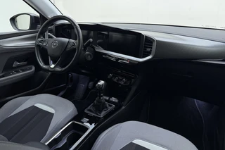 Opel Mokka 1.2 100pk Business Elegance | Navigatie | Achteruitrijcamera | Climate control | Cruise control | Stoel- en stuurverwarming | Lichtmetalen velgen / 15