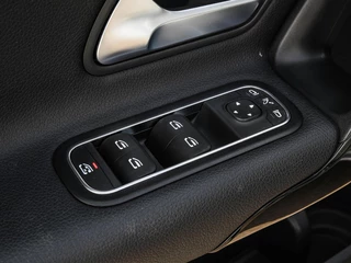 Mercedes-Benz A-klasse 180 d Launch Edition Widescreen Camera Apple CarPlay Android Auto Navigatie Stoelverwarming / 30