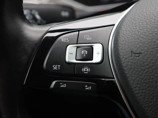Volkswagen T-Roc 1.5 TSi 150 Pk Automaat Style Business | Adaptive Cruise Control | Elektrische Achterklep | Navigatie | Trekhaak | Stoelverwarming | 17 Inch / 23