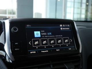 Peugeot 2008 1.2 PureTech Allure 110pk | Extra getint glas | Achteruitrijcamera | Climate control | Apple carplay/Android auto | Lage km.stand | Lichtmetalen velgen | Regensensor / 23