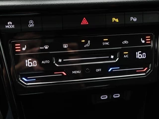 Volkswagen T-Roc 1.5 TSi 150 Pk Automaat R-Line Business | Trekhaak | Stoelverwarming | Camera | Adaptive Cruise | Carplay | Navigatie | 17 Inch | 20.604 Km !! / 32