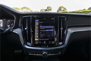 Volvo V60 2.0 B4 Momentum Business  | Pano | Harman Kardon | / 35