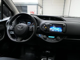Toyota Yaris 1.5 Hybrid Bi-Tone ✅All Season✅Trekhaak✅Stoelverw.✅Clima✅Camera✅ / 19