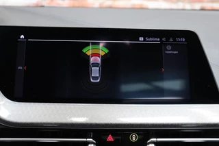 BMW 2 Serie Gran Coupé 218i High Executive M Sport Pakket Automaat  / Live Cockpit Professional / Panoramadak / Stoelverwarming / 18 Inch / Climate Control / Parkeersensoren / Bluetooth / DAB / Cruise Control / Lichtpakket / Extra Getint Glas / LED / 32
