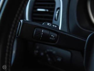Volvo V40 2.0 D3 150 PK Business Sport R-Design Panoramadak Harman Kardon LED Standkachel Trekhaak Stoelverwarming 18" / 23