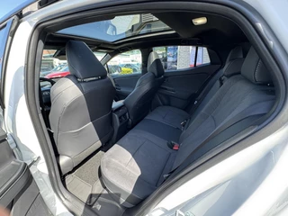 Toyota C-HR+ EXECUTIVE AWD 77 kWh NIEUW & DIRECT LEVERBAAR!! PREMIUM PACK PANO-DAK BLIND-SPOT PARK-SENSOREN 360° CAMERA STOEL/STUURVERW WARMTEPOMP EL-ACHTERKLEP / 14
