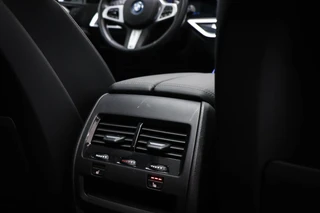 BMW X5 xDrive50e M-Sport | PANORAMADAK | HEAD UP | HOUTAFWERKING | ACHTERBANKVERWARMING | TREKHAAK | 360 CAMERA | 21" / 7