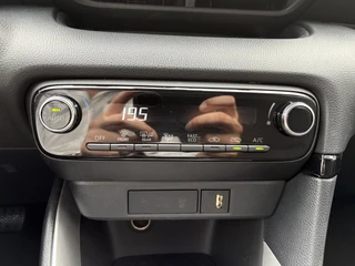 Toyota Yaris 1.5 Hybrid Dynamic CAMERA APPLE/ANDROID AD-CRUISE DAB+ KEYLESS LM-VELGEN / 19