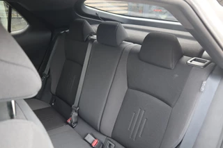 Toyota C-HR HYBRID 140 DYNAMIC ANDROID/APPLE AD-CRUISE PRIVACY-GLASS PARK-SENSOREN KEYLESS 18"LMV BLISS NL-AUTO / 17