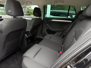 Škoda Superb COMBI 1.5 TSI ACT Business Edition - Automaat Stoelverw. Navi Camera 17inch LMV / 15