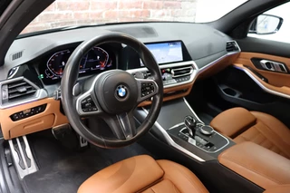 BMW 3 Serie Touring 320i High Executive M Sport Pakket Automaat  / Live Cockpit Professional / Leder / Achteruitrijcamera / DAB / Stoelverwarming / Hifi / Ambiance Verlichting / 18 Inch / LED / Chrome Line / Parkeersensoren voor+achter / Climate Control / 12