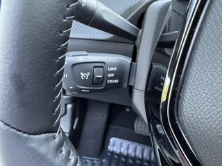 Peugeot 2008 Allure 1.2 Hybrid 145 e-DSC6 | Apple Carplay/Android Auto | Draadloze Telefoonoplader | Dodehoek Detectie | Adaptief Cruise Control | Lichtmetalen Velgen 17 Inch / 17