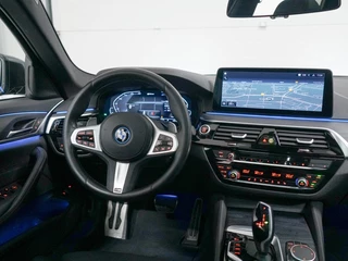 BMW 5 Serie Touring 530e xDrive M-Sport Panoramadak | Adapt. Cruise Control / 34