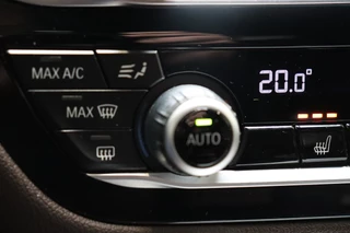 BMW 5 Series Touring 520i High Executive M Sport Pakket Automaat  / Live Cockpit Professional / Driving Assistant / Head-Up Display / Comfortstoelen / Achteruitrijcamera /  19 Inch / Exklusivleder 'Nappa' / DAB / Stoelverwarming / Hifi / Extra Getint Glas / Ambiance Verlichting / 34