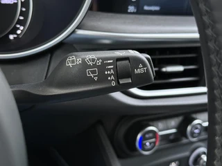 Alfa Romeo Stelvio 2.2 JTD AWD Veloce Automaat | VAN: € 34.900- VOOR: € 32.877,- UW HERFSTVOORDEEL: € 2.023,- | CAMERA| STOEL + STUURVERWARMING + MEMORY| KEY LESS ENTRY | LEDER | ADAPT. CRUISE CONTROL | 12 MND BOVAG GARANTIE / 31