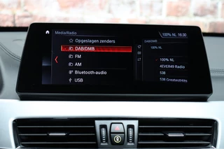 BMW X1 sDrive20i High Executive xLine Automaat  / Navigatiesysteem Plus / Trekhaak / Achteruitrijcamera / Leder / Head-Up Display / 19 Inch / Adaptieve LED-koplampen / Hifi / Sportstoelen / DAB / Stoelverwarming / Extra Getint Glas / Lichtpakket / 30