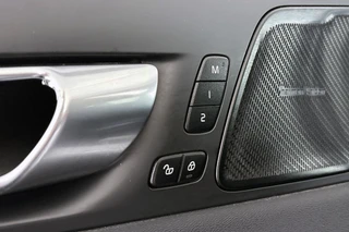 Volvo XC60 2.0 T6 Plug-in hybrid AWD R-Design Pano Trekhaak Harman Kardon Stoelverwarming 21" / 22