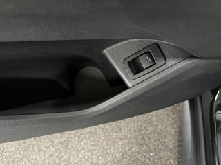 BMW X1 SDrive18i Executive/ NL auto/ Automaat/ Parkeersensoren / 12