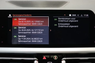BMW 3 Serie Sedan 320i Executive Edition Automaat  / Trekhaak / Live Cockpit Professional / Cruise Control / Parkeersensoren / Neerklapbare Achterbank / Apple Carplay / Sportstuur / 23