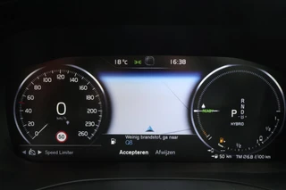Volvo XC60 T8 Recharge AWD Momentum | Leder | Panoramadak | Parkeercamera | Keyless / 25