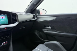 Opel Mokka Electric GSE 54 kWh | GSE | Stoel/stuurverwarming | Achteruitrijcamera | Unieke uitvoering | 20" Lichtmetalen velgen | Adapt. Cruise control | Alcantara sportstoelen / 32