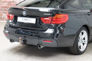 BMW 3 Serie Gran Turismo 335i xDrive High Executive M Sport Pakket Automaat  / Navigatiesysteem Professional / Panoramadak / Trekhaak / Leder / Innovatiepakket / 18 Inch / Shadow Line / Active Cruise Control met Stop en Go-functie / Stoelverwarming / Climate Control / Xenon / Extra Getint Glas / 6