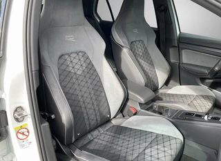 Volkswagen Golf 1.5 eTSI R-Line 150 pk Business  | 1e eigenaar | navigatie | IQ light | camera | sfeerverlichting | stoel-stuurverw. / 18