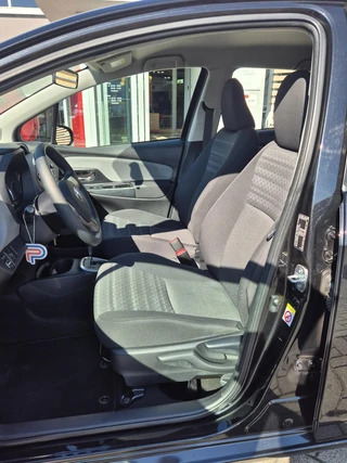 Toyota Yaris 1.5 Hybrid Now / 5