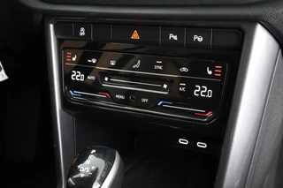 Volkswagen T-Roc 1.5 TSI 150pk DSG Style Trekhaak Camera Stoelverwarming Massage Virtual Cockpit Navigatie / 34