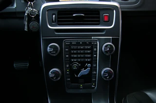 Volvo V60 2.0 T4 Momentum R-Design Camera achter | Parkeersensoren V+A | Navi / 17