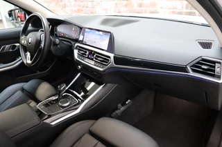 BMW 3 Serie Sedan 318i Executive Sport Line Automaat  / Live Cockpit Professional / Stoelverwarming / Parkeersensoren voor+achter / LED / 18 Inch / DAB / Climate Control / Shadow Line / Extra Getint Glas / Apple CarPlay / Cruise Control / Lichtpakket / 20