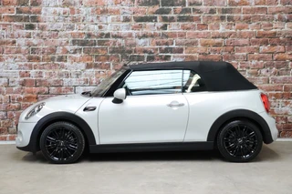 MINI Cooper S Cabrio Chili Automaat  / Navigatiesysteem / Leder / Climate Control / Harman Kardon / Parkeersensoren / LED / Sportstoelen / Windscherm / Cruise Control / 17 Inch / Lichtpakket / Bluetooth / 5