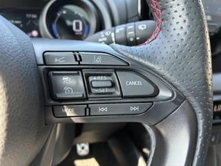 Toyota Yaris 1.5 Hybrid GR SPORT PANODAK STOEL/STUURVERW JBL-AUDIO HEAD-UP 18'' LM-VELGEN PARK-SENSOREN NAVI KEYLESS CAMERA APPLE/ANDROID NL-AUTO 1E-EIG / 20