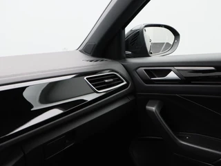 Volkswagen T-Roc 1.5 TSi R-Line Business 150 Pk Automaat | Trekhaak | Carplay | Virtual Cockpit | Adaptive Cruise | Keyless | Elektrische Achterklep | 18 Inch / 34