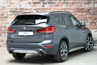 BMW X1 sDrive20i High Executive xLine Automaat  / Navigatiesysteem Plus / Trekhaak / Achteruitrijcamera / Leder / Head-Up Display / 19 Inch / Adaptieve LED-koplampen / Hifi / Sportstoelen / DAB / Stoelverwarming / Extra Getint Glas / Lichtpakket / 5