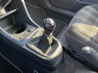 Volkswagen up! 1.0 TSI GTI 116 pk  | 17 inch lichtmetaal | stoelverwarming | climate control | zwart dak-spiegels | NL auto / 33