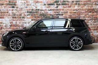 MINI Clubman Cooper S Chili Serious Business Automaat / Navigatiesysteem Professional / Panoramadak / Trekhaak / Leder / 19 Inch / Driving Assistant / Lichtpakket / Achteruitrijcamera / Climate Control / Harman Kardon / Stoelverwarming / 4