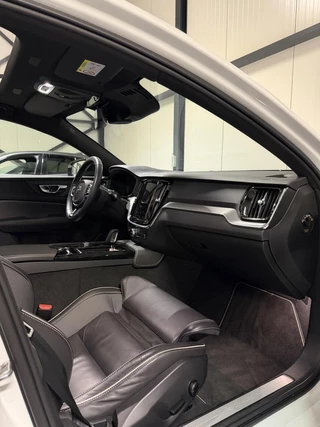 Volvo V60 2.0 T6 Recharge AWD R-Design Pano Leer Camera NAP / 34