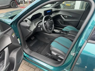 Peugeot e-2008 Envy EV 54kwh 156pk | Apple Carplay/Android Auto | Adaptieve Cruise Control | Lichtmetalen velgen 17 inch | Draadloos laden / 14