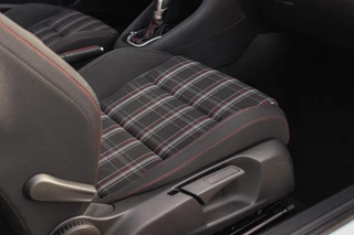 Volkswagen Golf Cabrio 2.0 TSI GTI | 2e eigenaar | DSG | Xenon | Stoelverwarming | Climatronic | Cruise control | Navigatie | Bluetooth | PDC | 18 inch Detroit | Origineel / 17