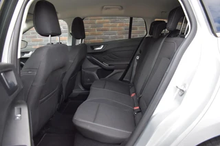 Ford Focus Wagon 1.0 EcoBoost Hybrid Titanium / 7