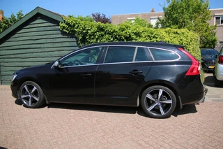Volvo V60 2.0 T4 Momentum R-Design Camera achter | Parkeersensoren V+A | Navi / 33