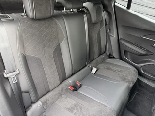 Peugeot e-2008 GT Pack 50 kWh 136PK Automaat Navigatie, Achteruitrijcamera, Keyless, Stoelverwarming, Adaptieve Cruise Control / 15