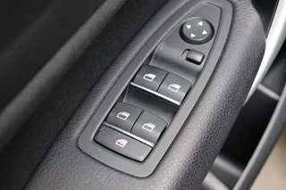 BMW 1 Series 118i Executive Sport Line Automaat 5 deurs / Navigatie Professional / LED / Trekhaak / Climate Control / 17 Inch / Bluetooth / Sportstoelen / Parkeersensoren / Lichtpakket / Cruise Control / Stoelverwarming / Neerklapbare Achterbank / 30