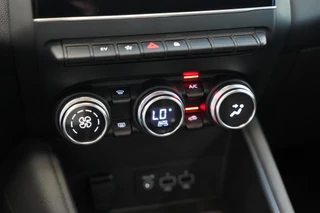 Renault Captur 1.6 E-Tech Hybrid 145 Intens  Full-led Navigatie Trekhaak / 14